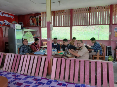 Kadis Kominfo Sijunjung Bersama Komunitas Wartawan Bahas Tangani Covid-19 Kadis Kominfo Sijunjung Bersama Komunitas Wartawan Bahas Tangani Covid-19